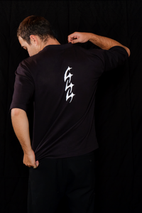 T-shirt 444 noir porté — vue de dos, silhouette minimaliste, style Marseille
