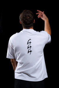 T-shirt 444 blanc porté — vue de dos, silhouette minimaliste, style Marseille
